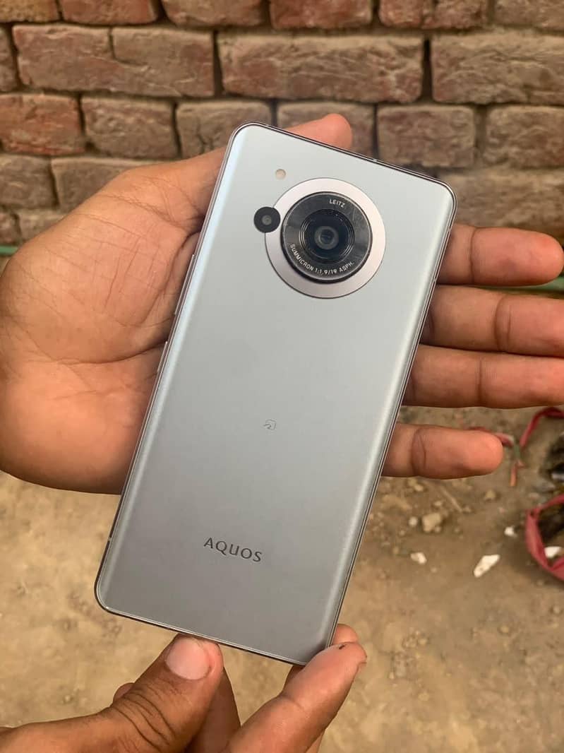 Sharp Aquos R7 0