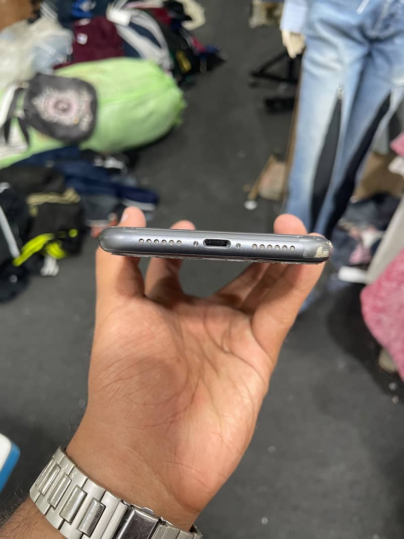 Apple iPhone 11 4