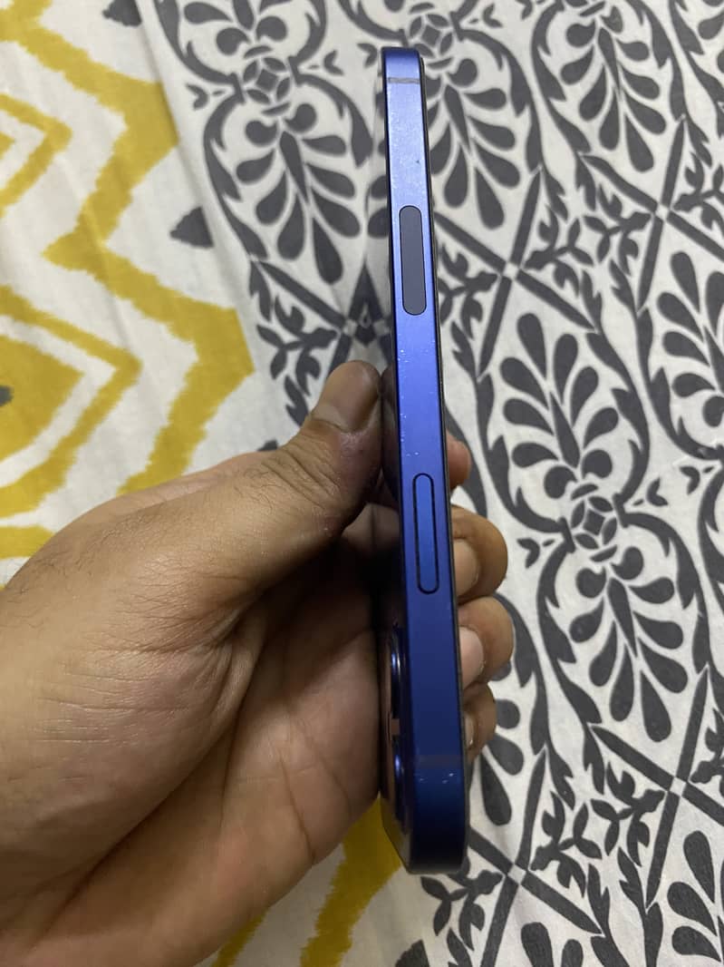 Apple iPhone 12 4