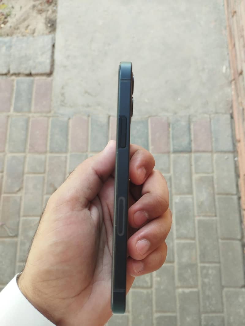 Apple iPhone 12 4