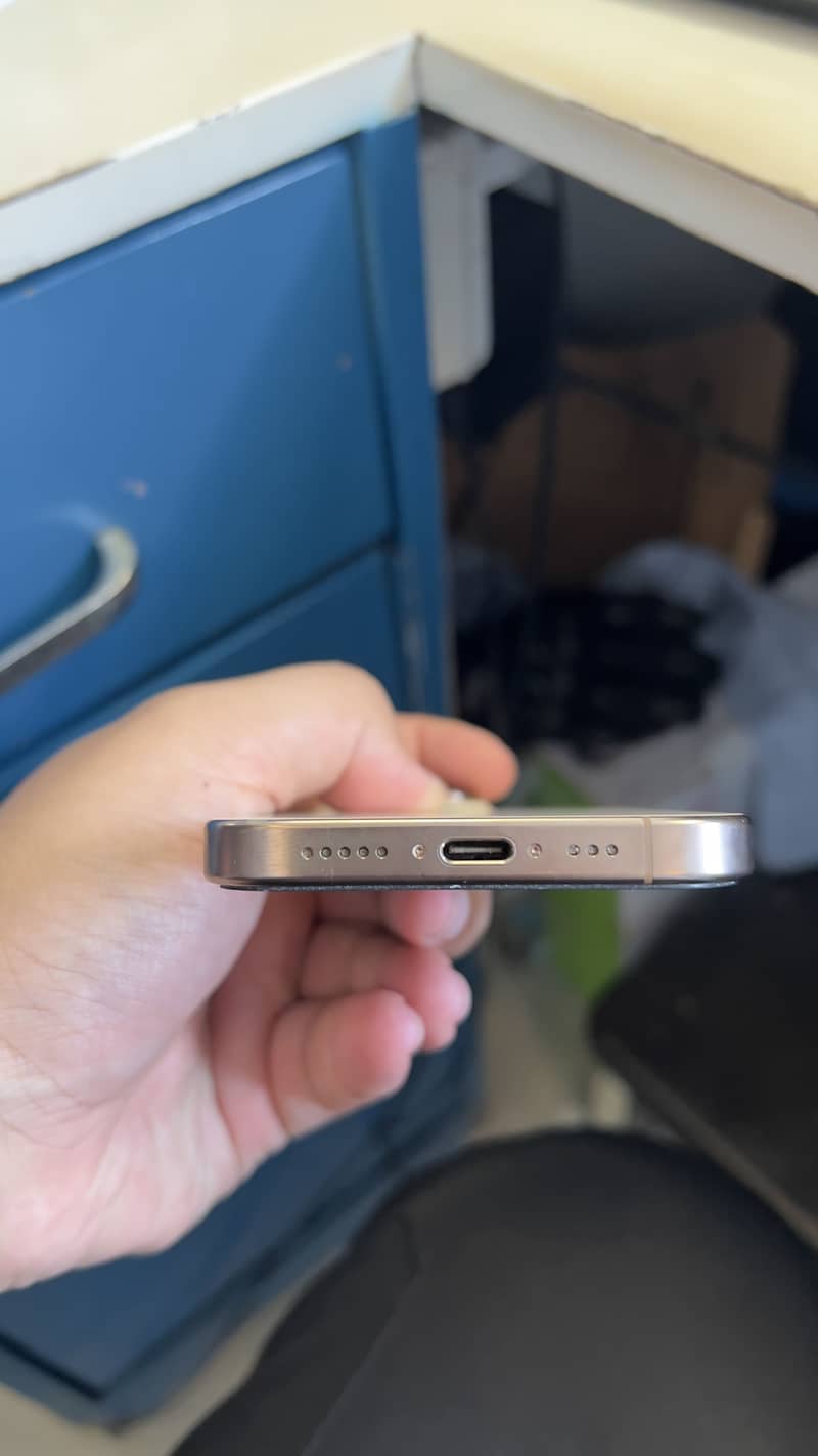Apple iPhone 16 Pro 9