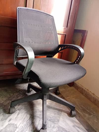 Original Boss B-514 Relax Back Revolving Chair | Like New | Rs. 11400
