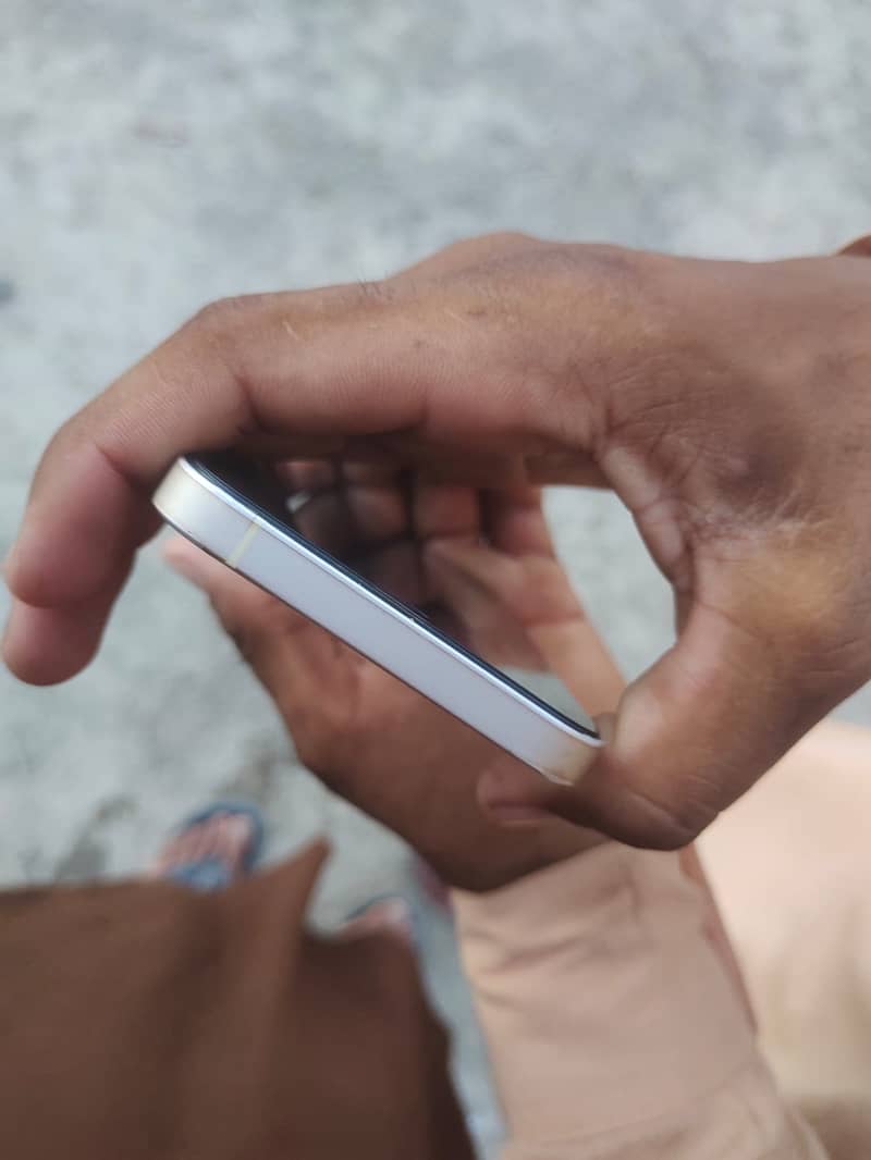 Apple iPhone 12 4
