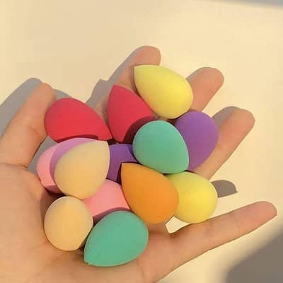 Multicoloured bow for makeup blending