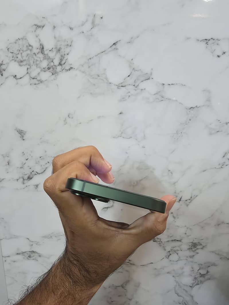 Apple iPhone 13 4
