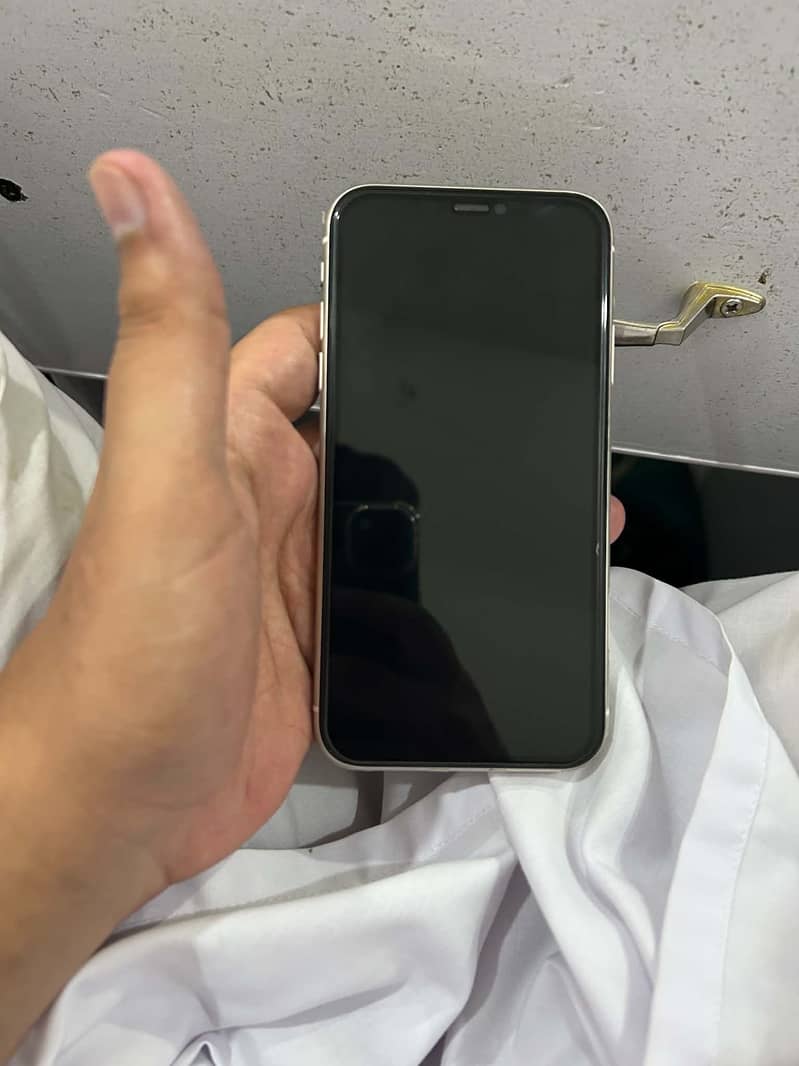 Apple iPhone 11 4