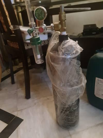 New oxygen cylinder 10L sale, never used bought for patient, gas  full