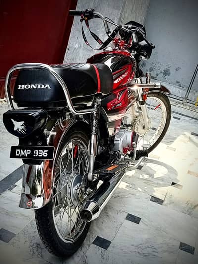 honda CD 70 in red