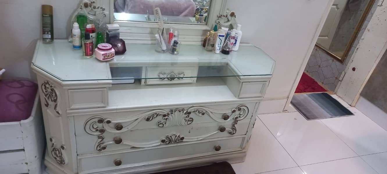 Bed with side table and dressing table 3