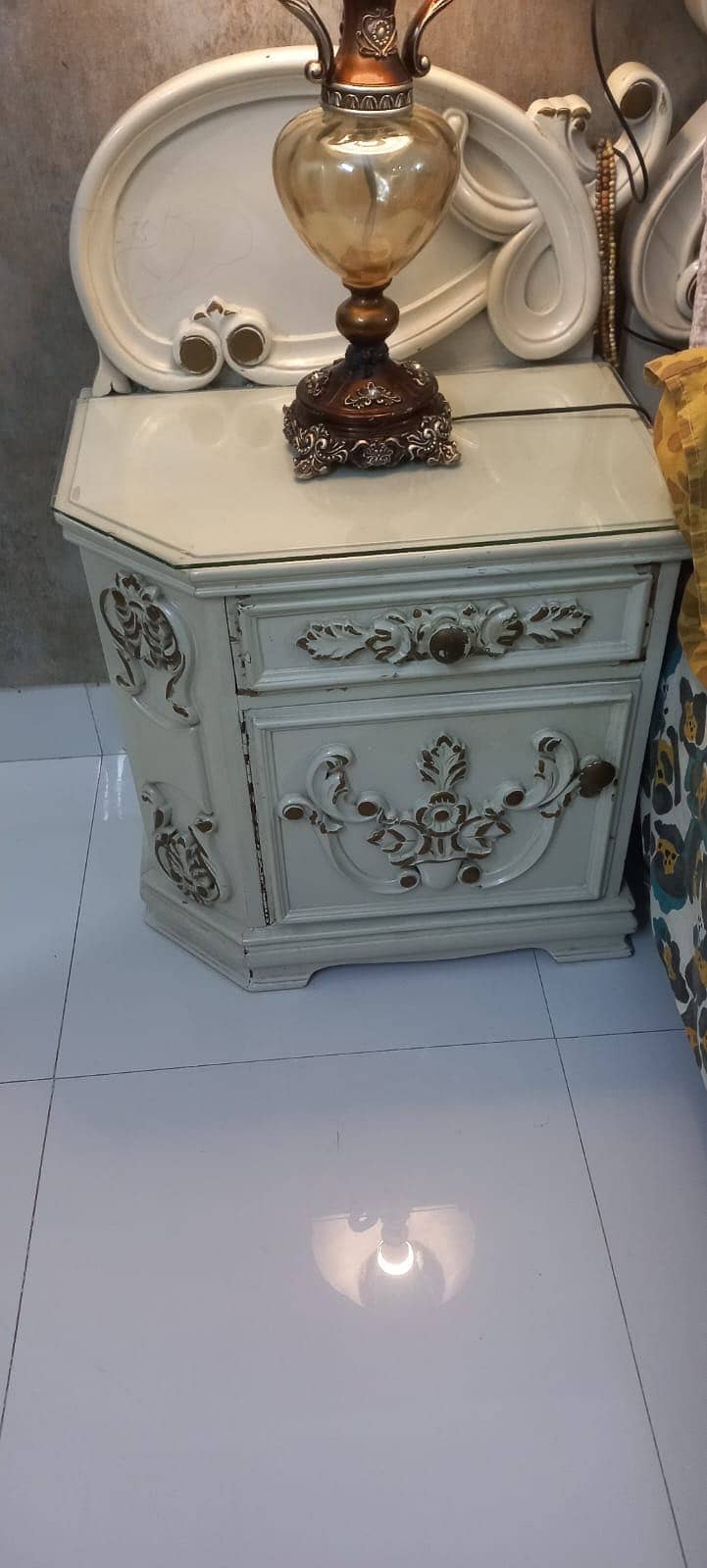 Bed with side table and dressing table 7