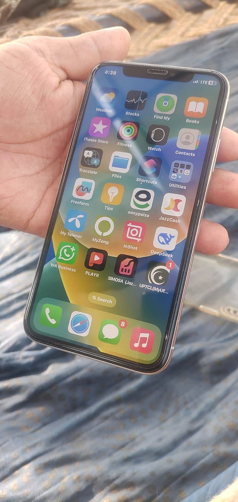 Apple iPhone X 4
