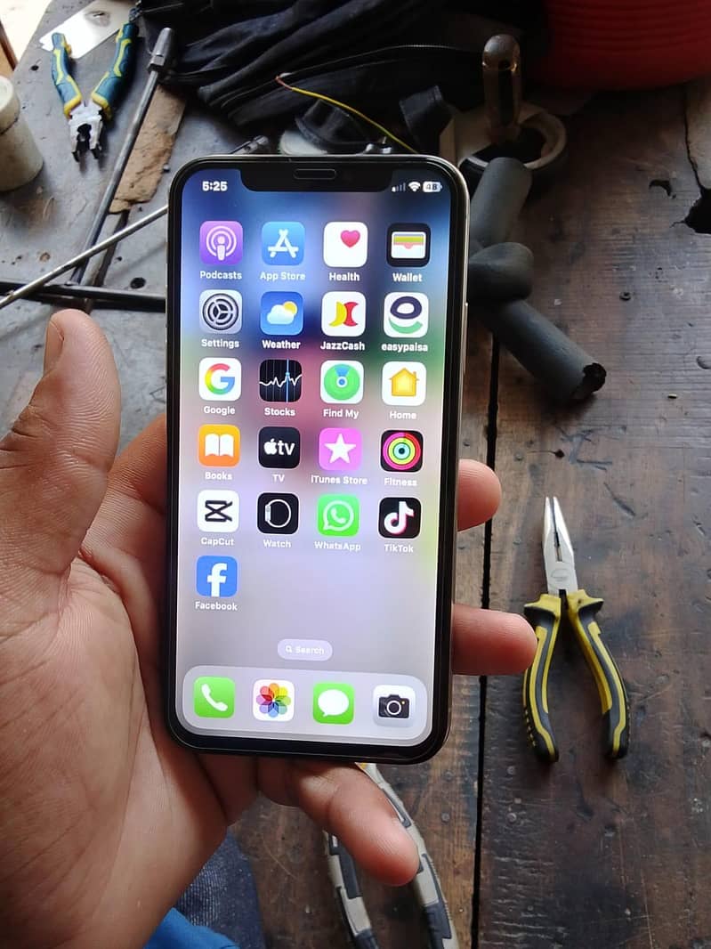 Apple iPhone X 4