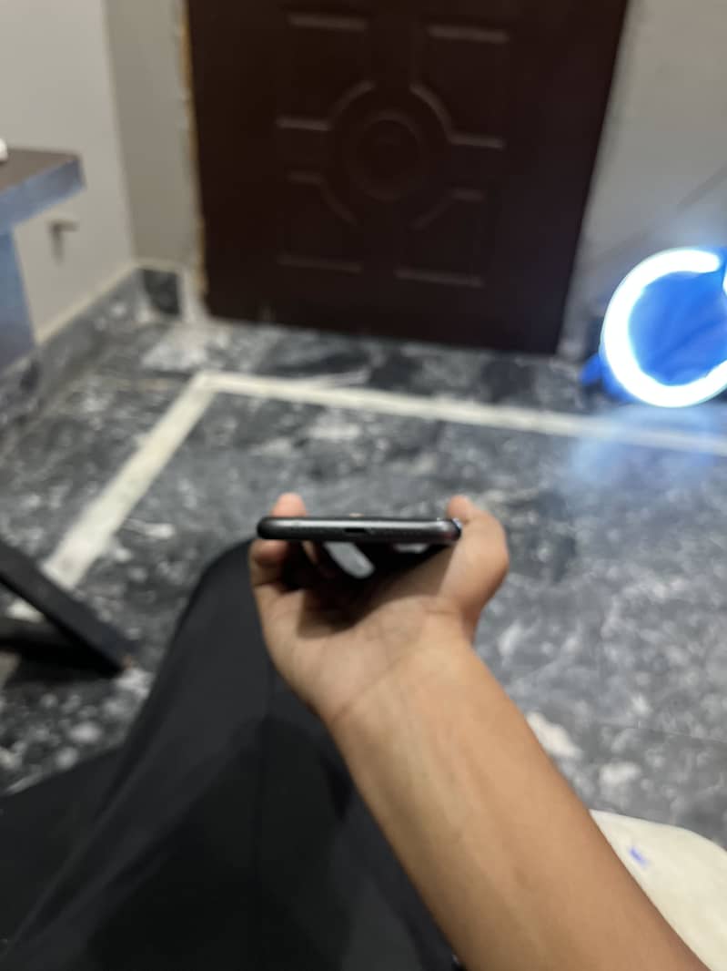 Apple iPhone 11 4