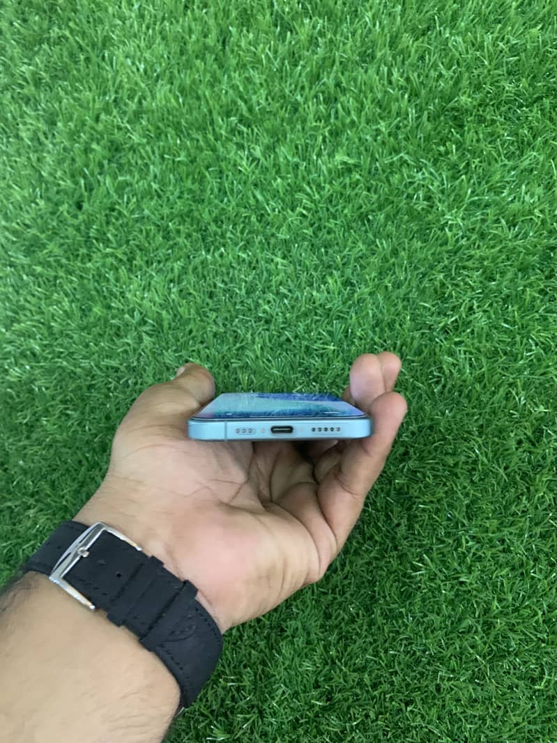 Apple iPhone 16 3