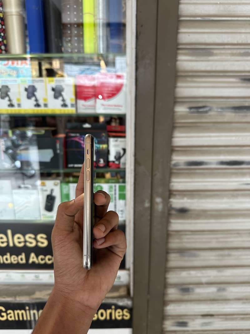 Apple iPhone 11 Pro 4