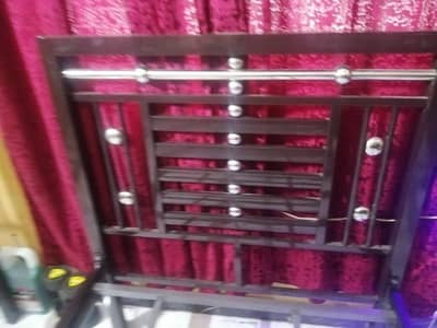 selling two beds without matress