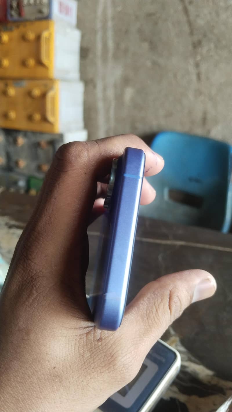 Apple iPhone 16 3