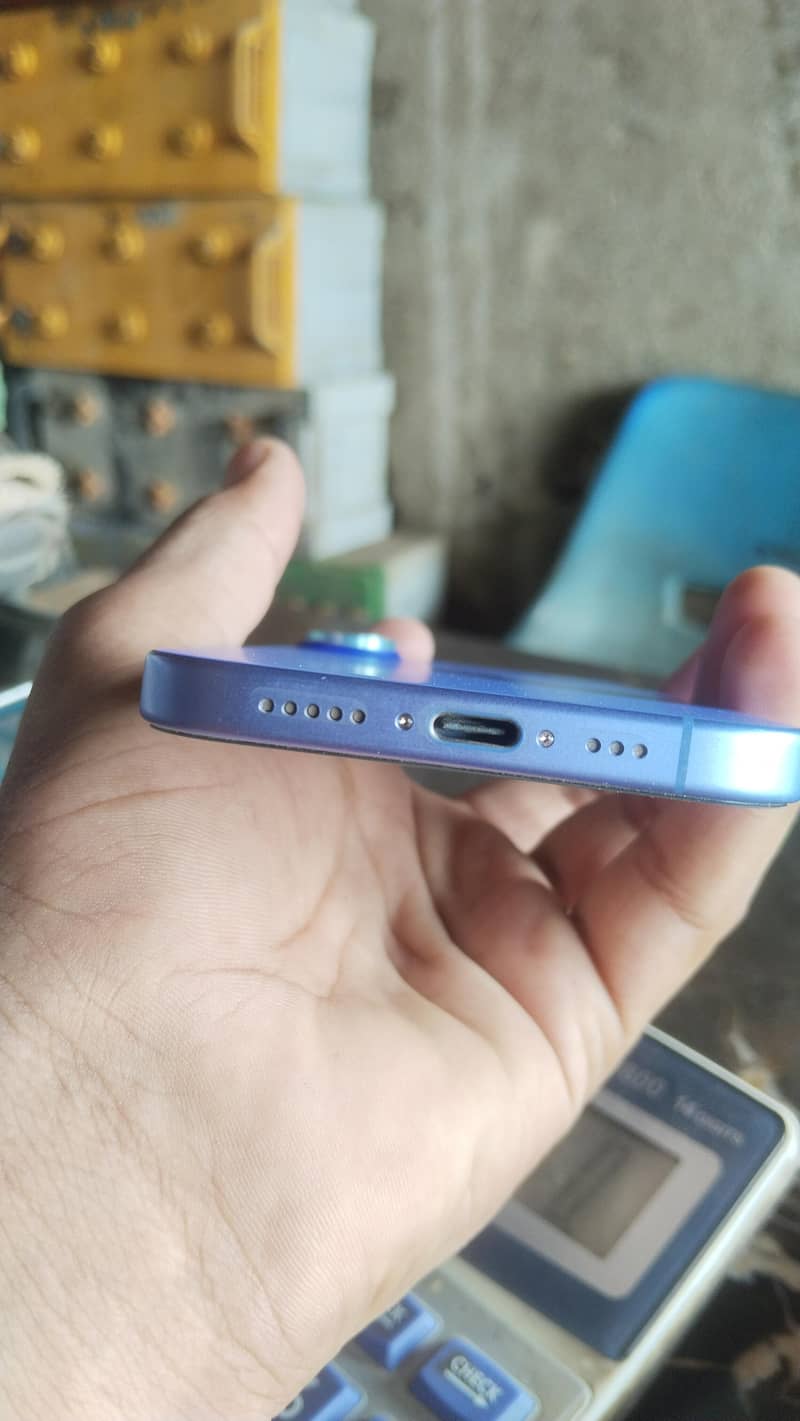 Apple iPhone 16 4