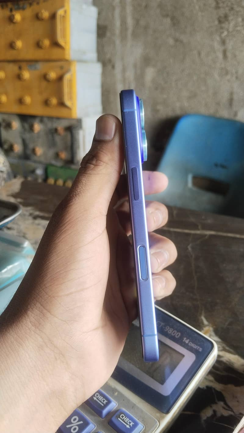 Apple iPhone 16 5