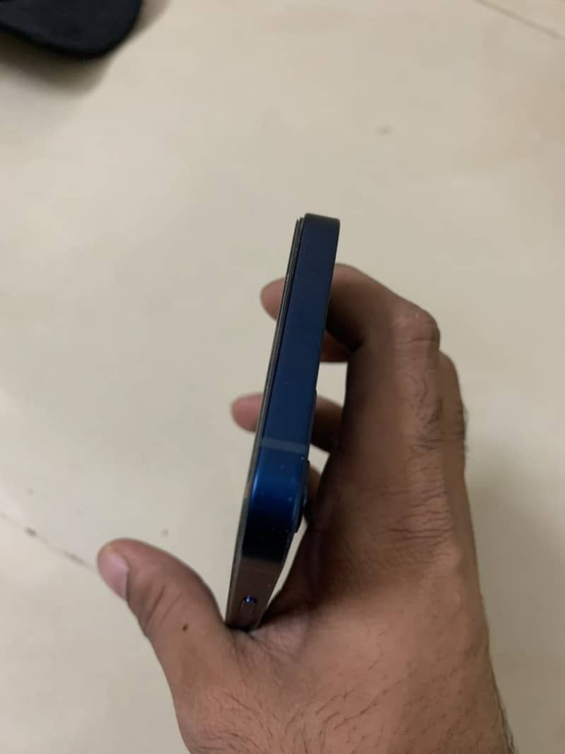 Apple iPhone 12 4