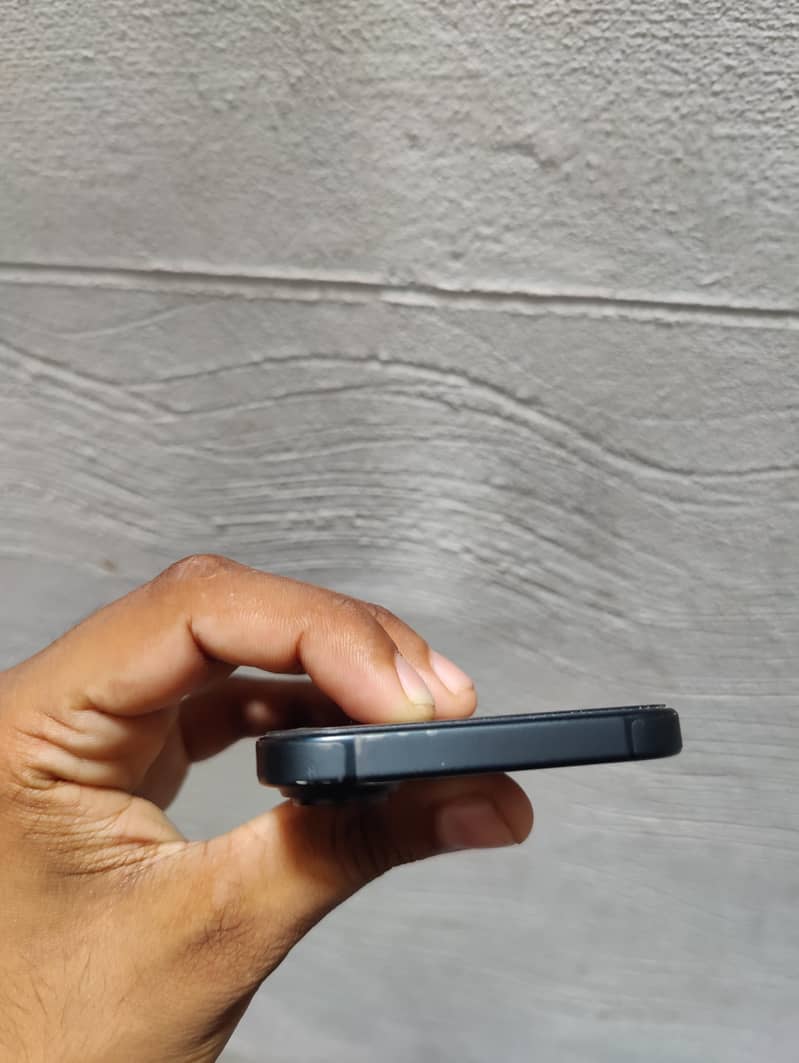 Apple iPhone 16 4