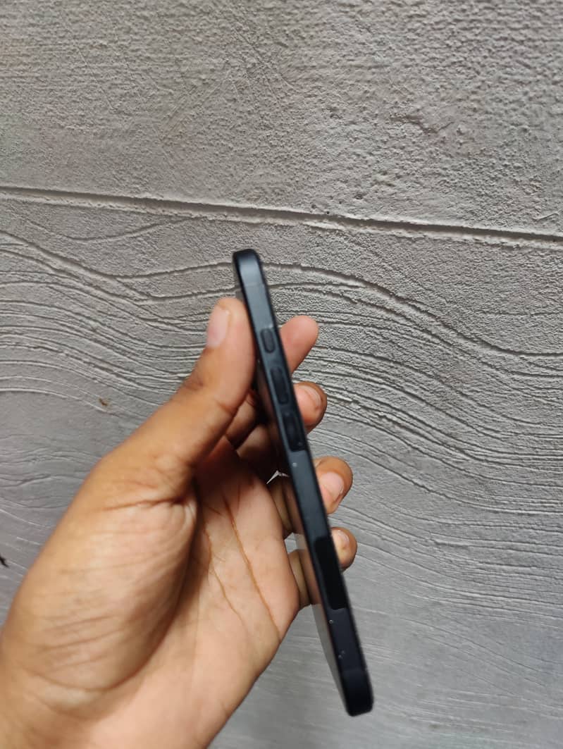 Apple iPhone 16 5