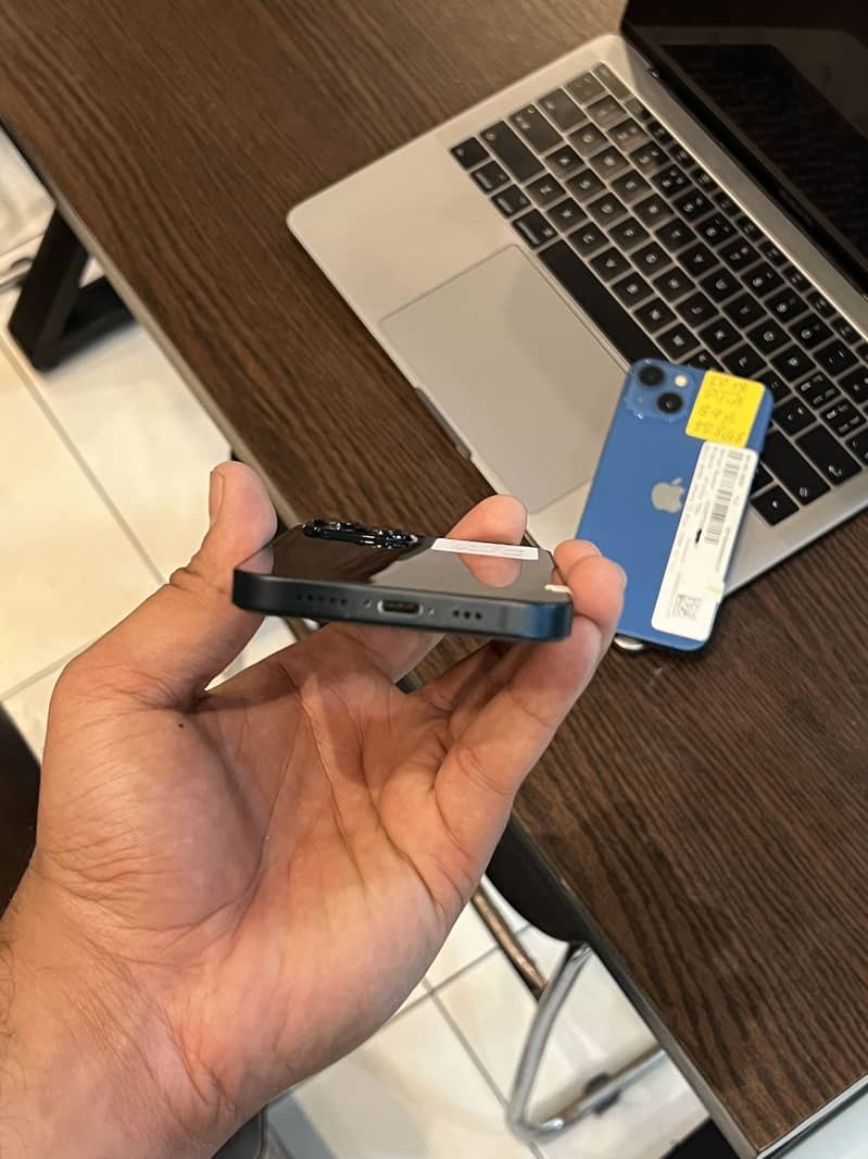 Apple iPhone 13 12