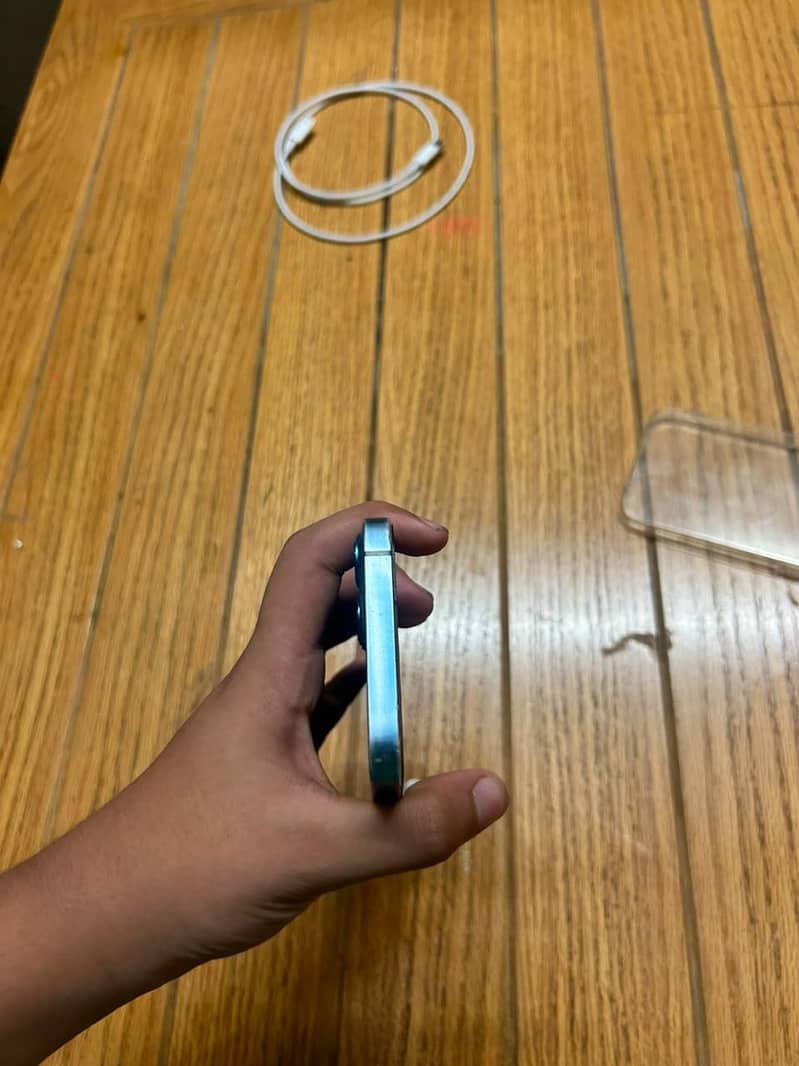 Apple iPhone 13 5