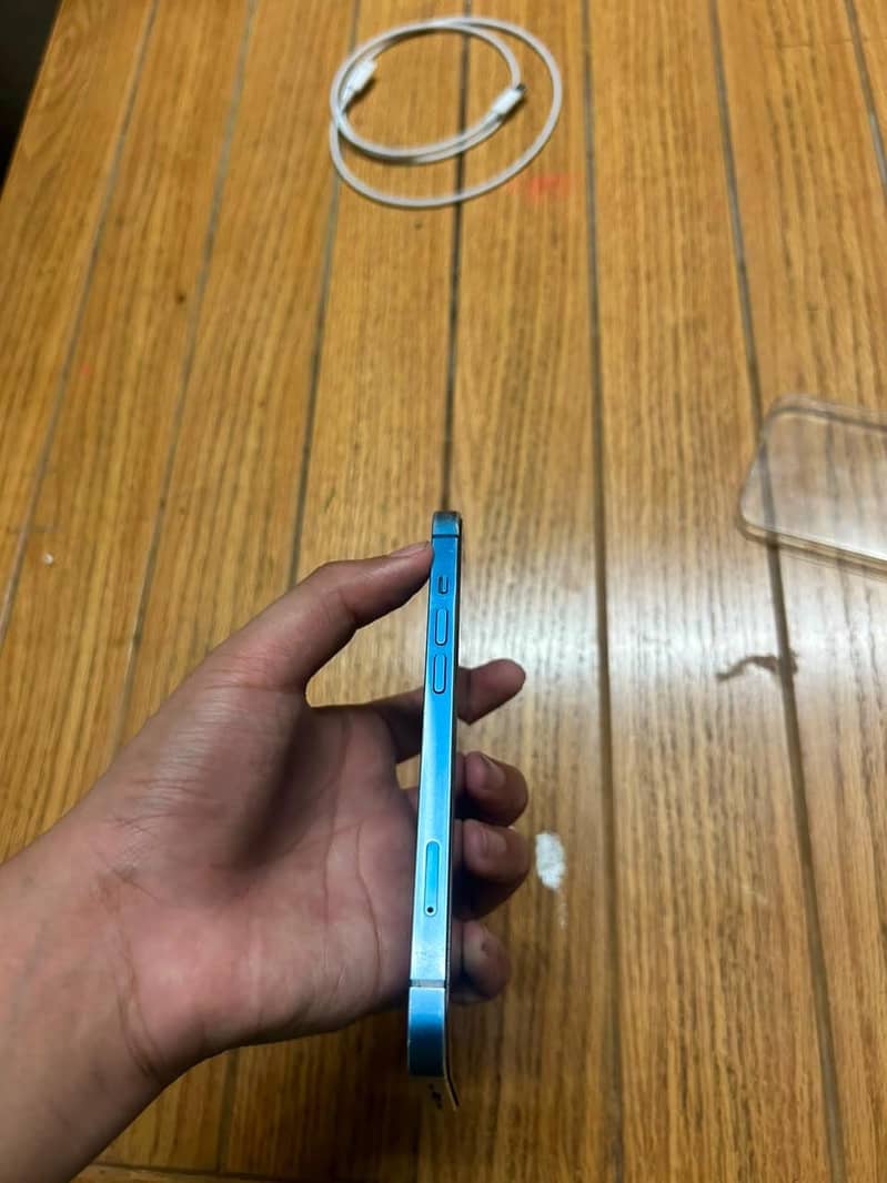 Apple iPhone 13 8