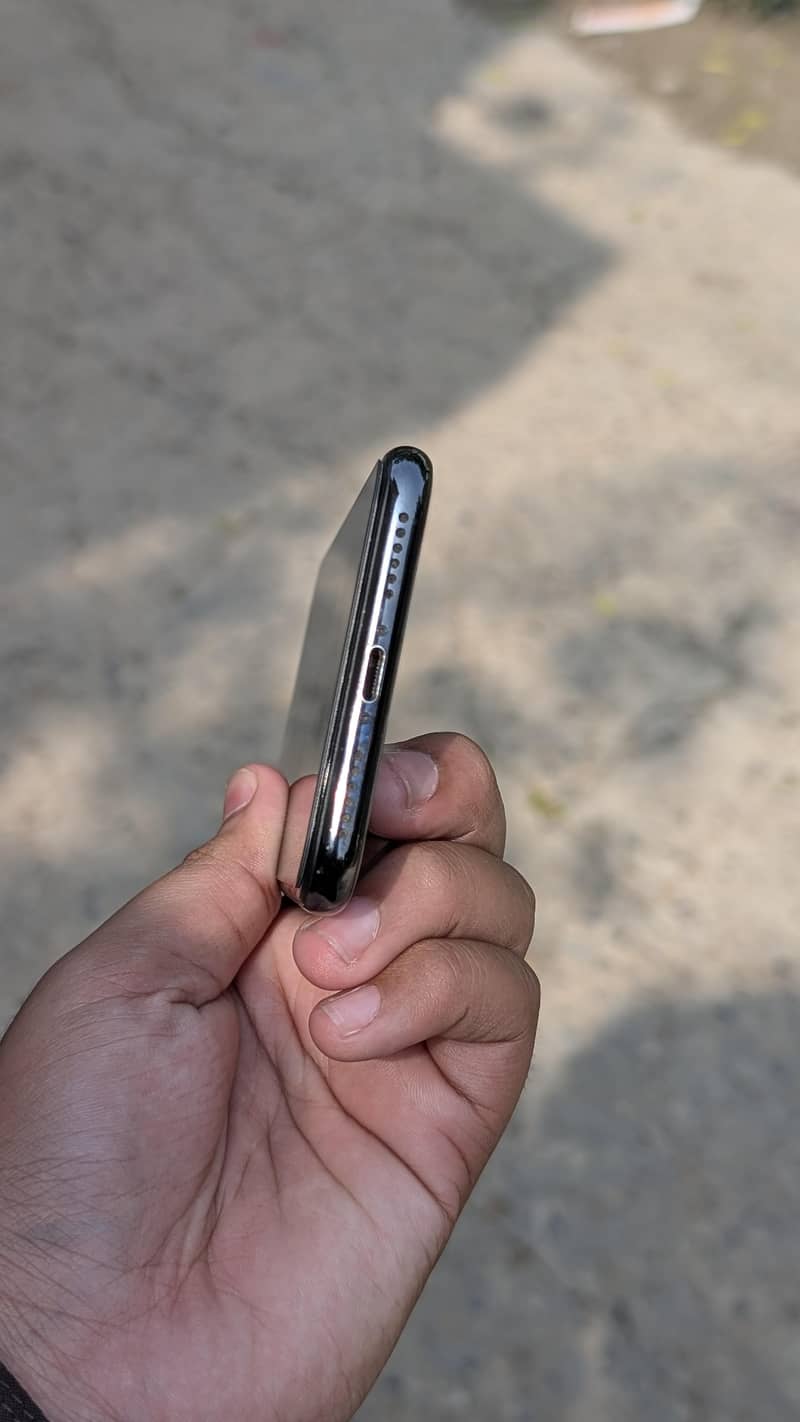 Apple iPhone X 4