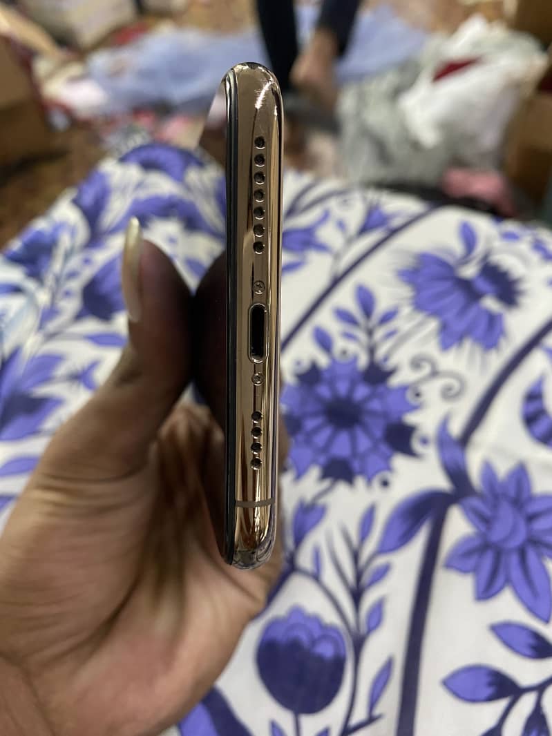 Apple iPhone XS Max 7
