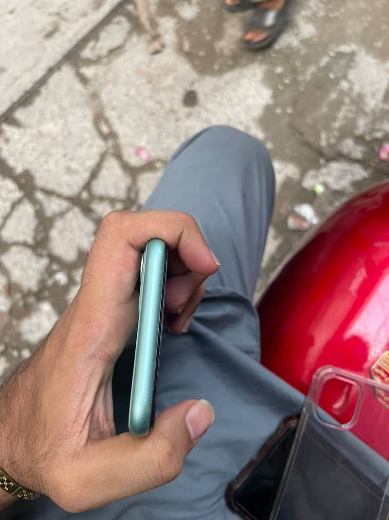 Apple iPhone 11 3