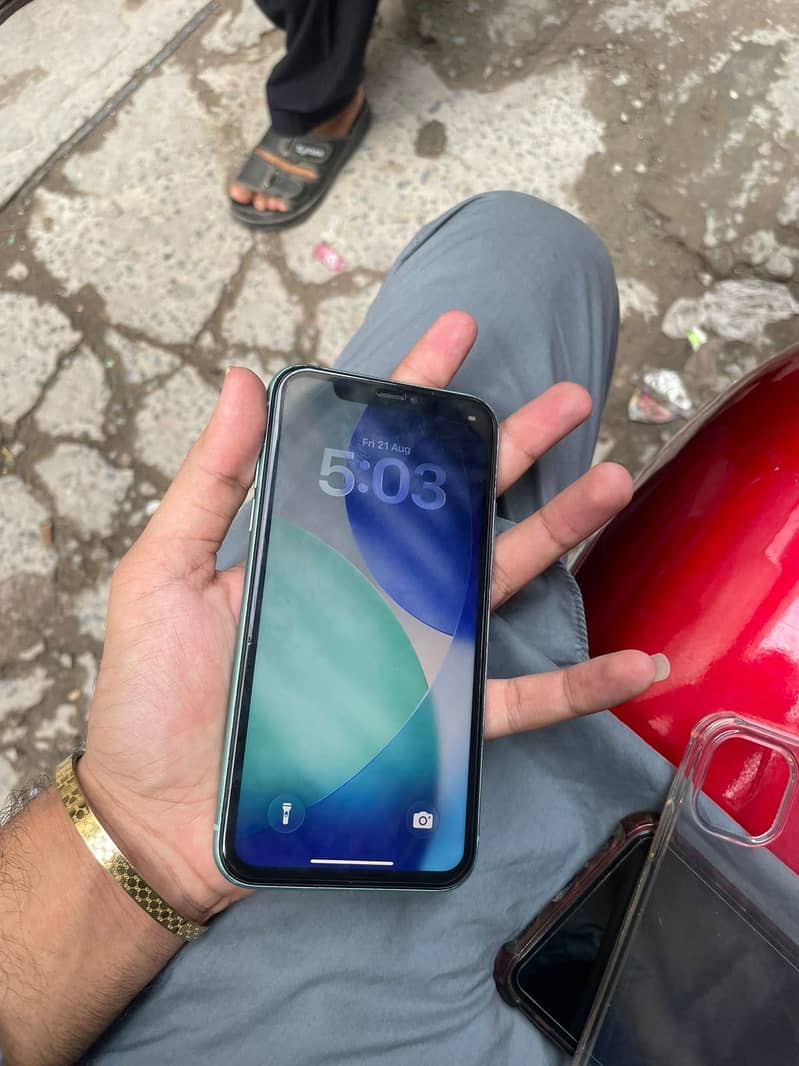 Apple iPhone 11 4