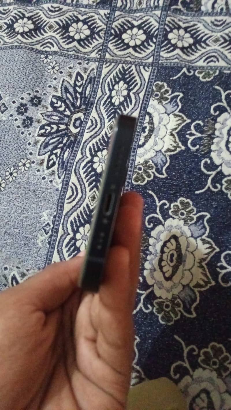 Apple iPhone 12 4