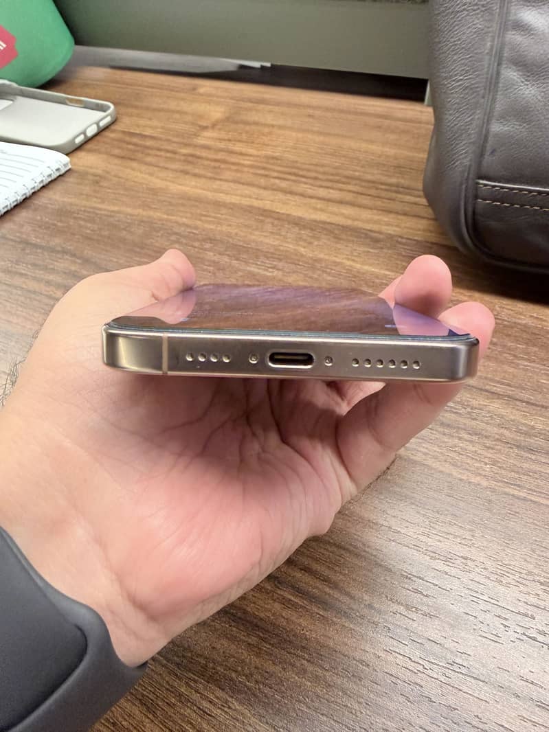 Apple iPhone 16 Pro Max 1