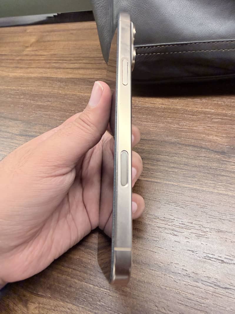 Apple iPhone 16 Pro Max 2