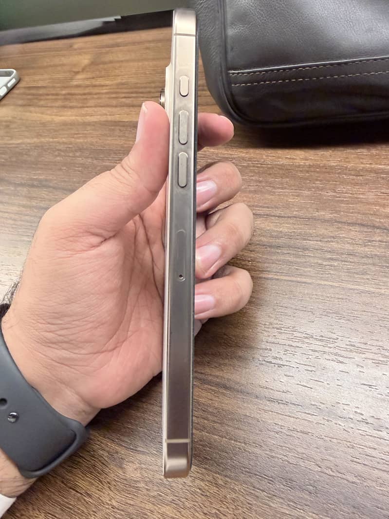 Apple iPhone 16 Pro Max 4