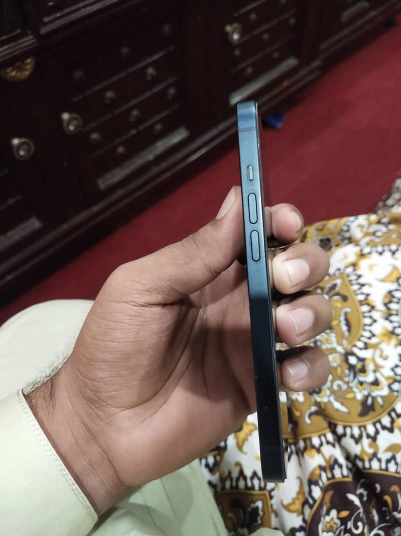Apple iPhone 13 2