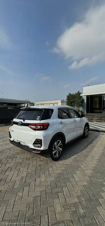 Toyota Raize  Peral White Z  package fresh import