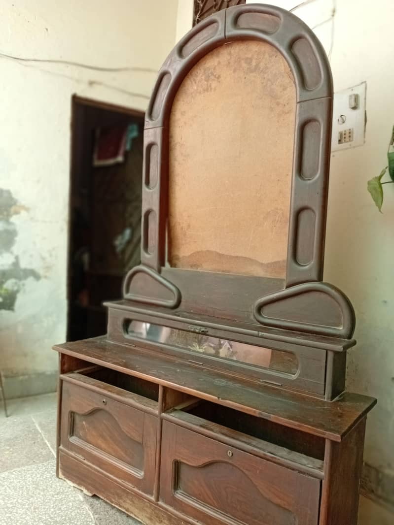 DRESSING TABLE 0