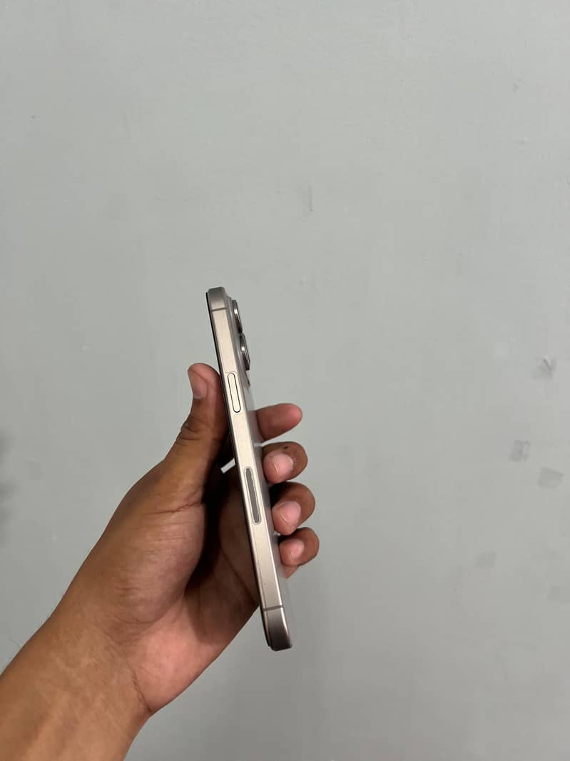 Apple iPhone 15 Pro Max 2