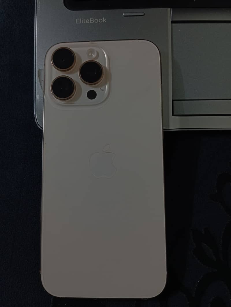 Apple iPhone 16 Pro Max 4