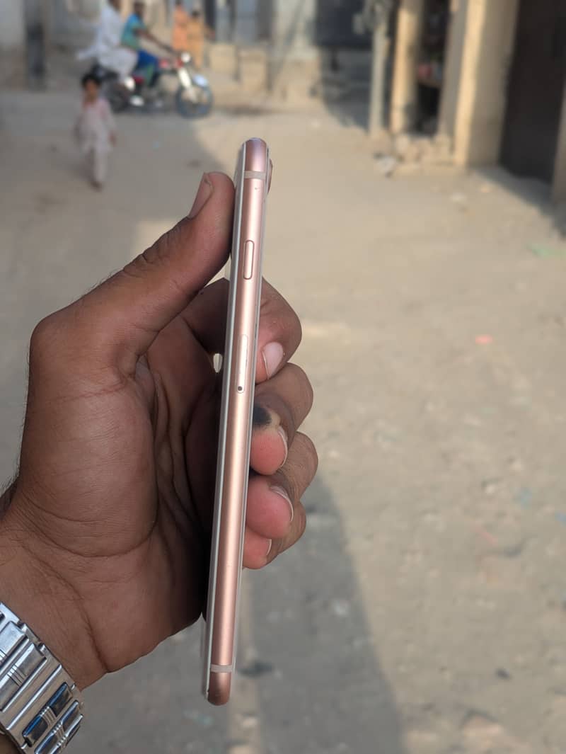 Apple iPhone 8 Plus 3