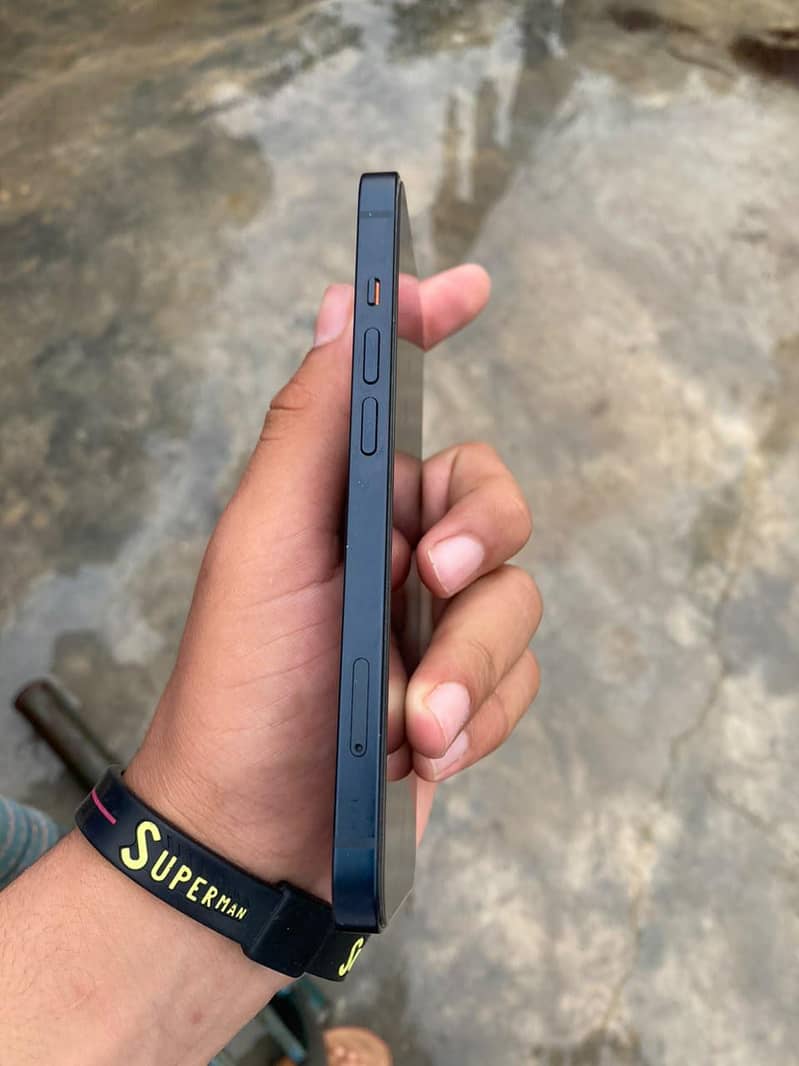 Apple iPhone 13 5