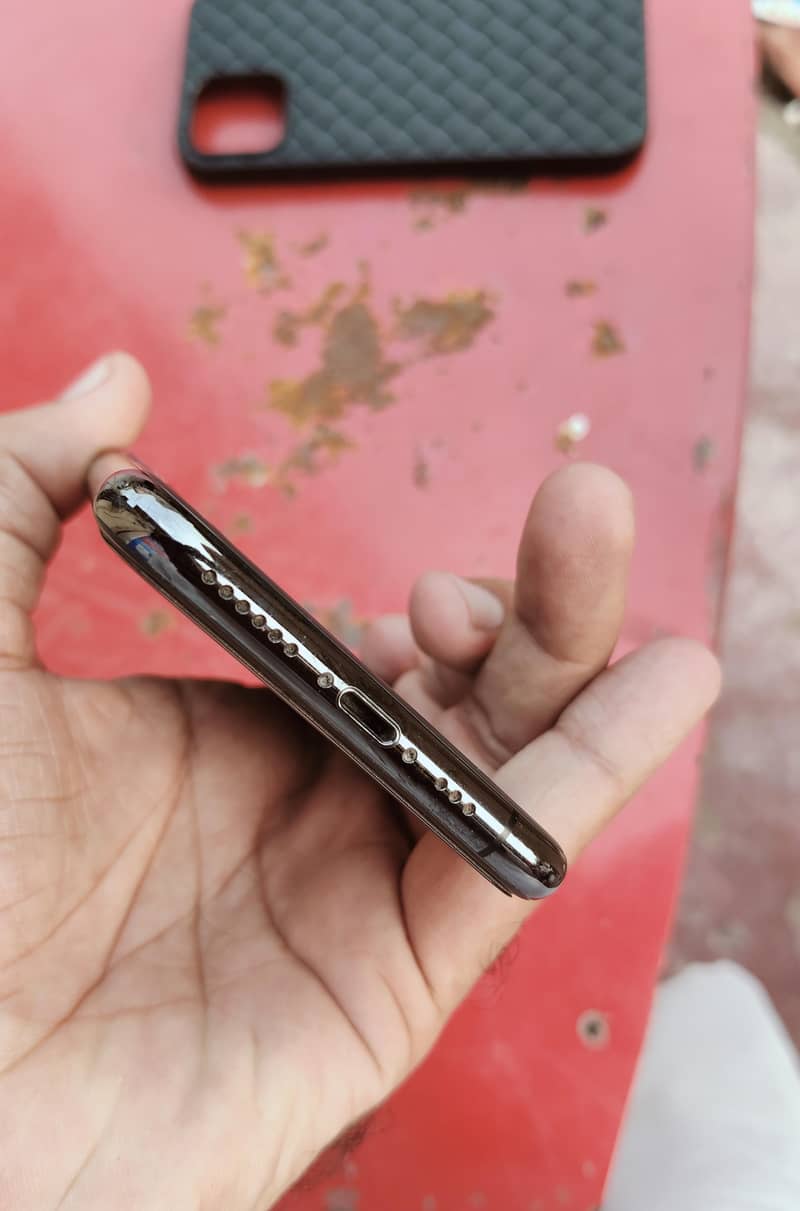 Apple iPhone 11 Pro 4