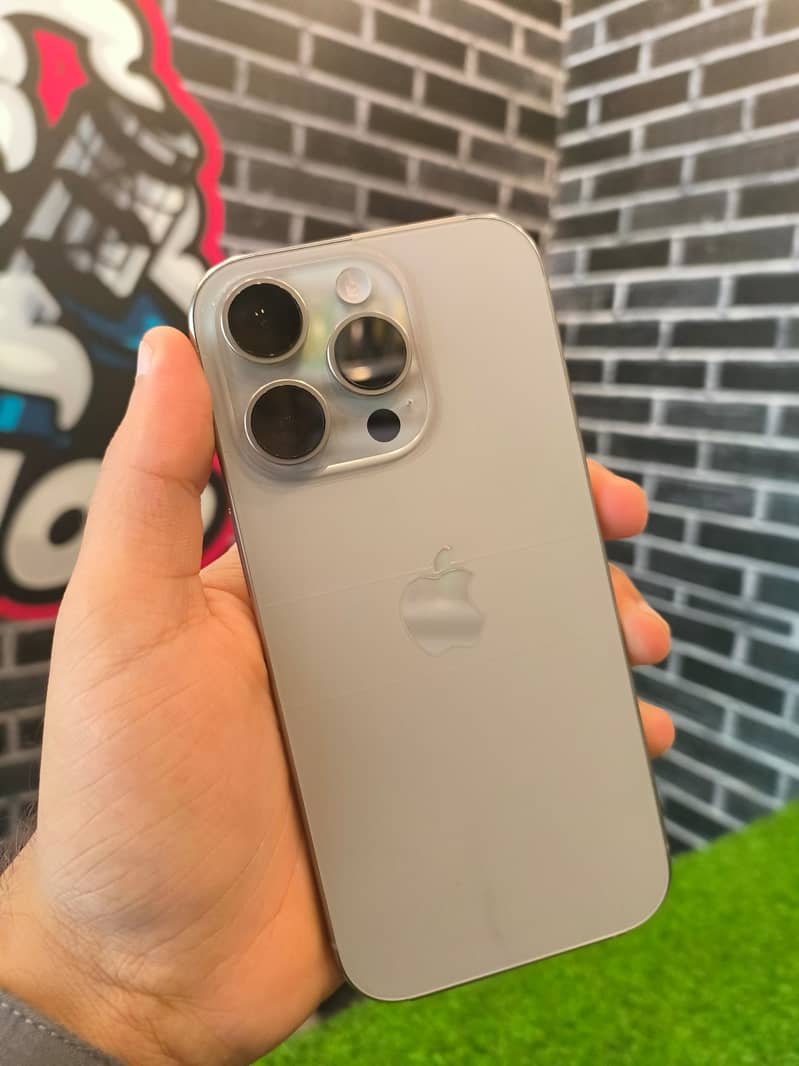 Apple iPhone 16 Pro 0