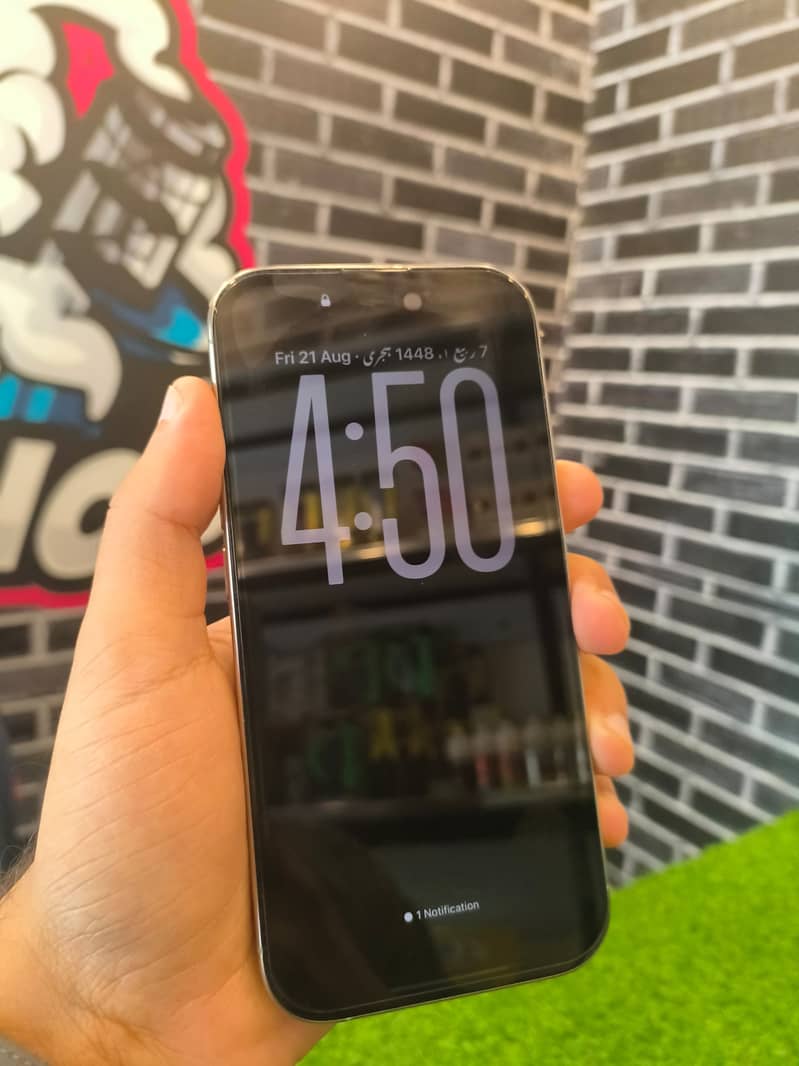 Apple iPhone 16 Pro 1