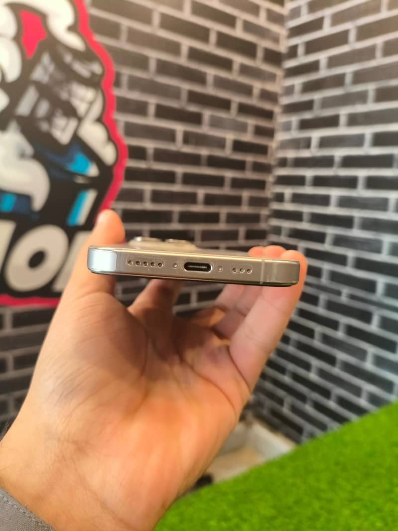 Apple iPhone 16 Pro 2