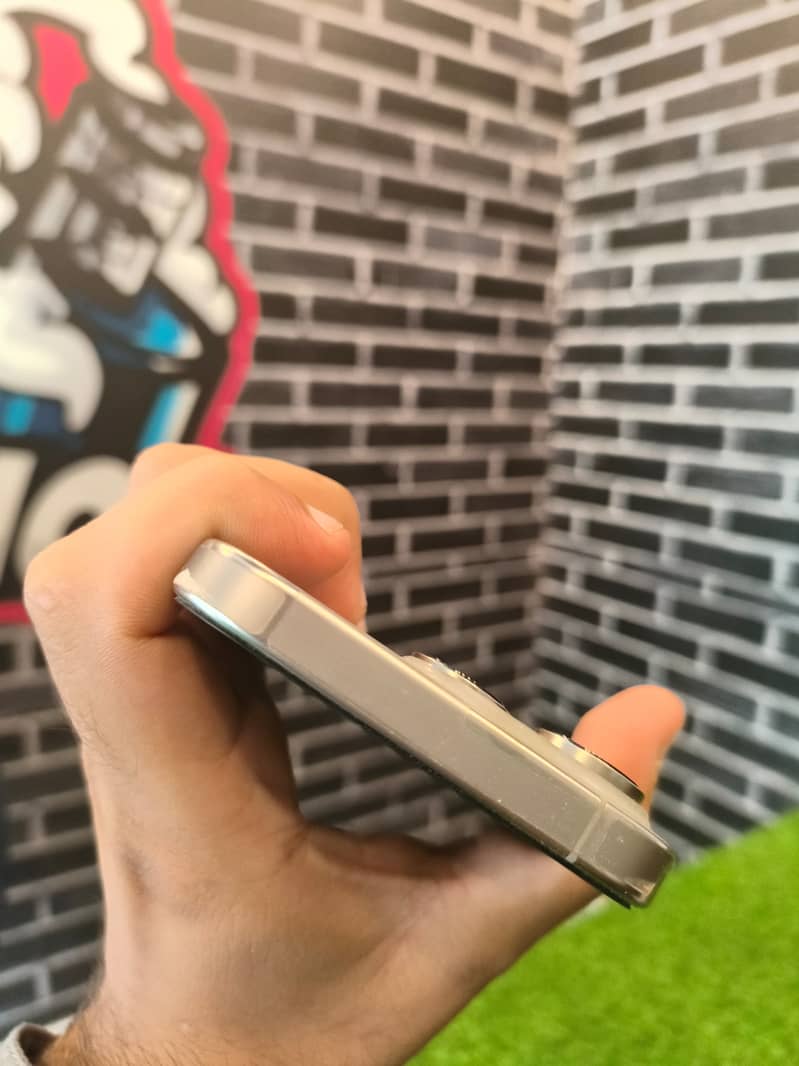 Apple iPhone 16 Pro 6
