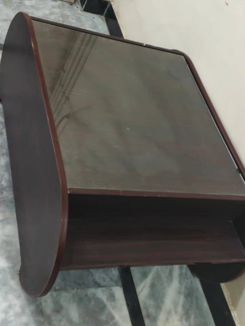Sofa table in good condition 1